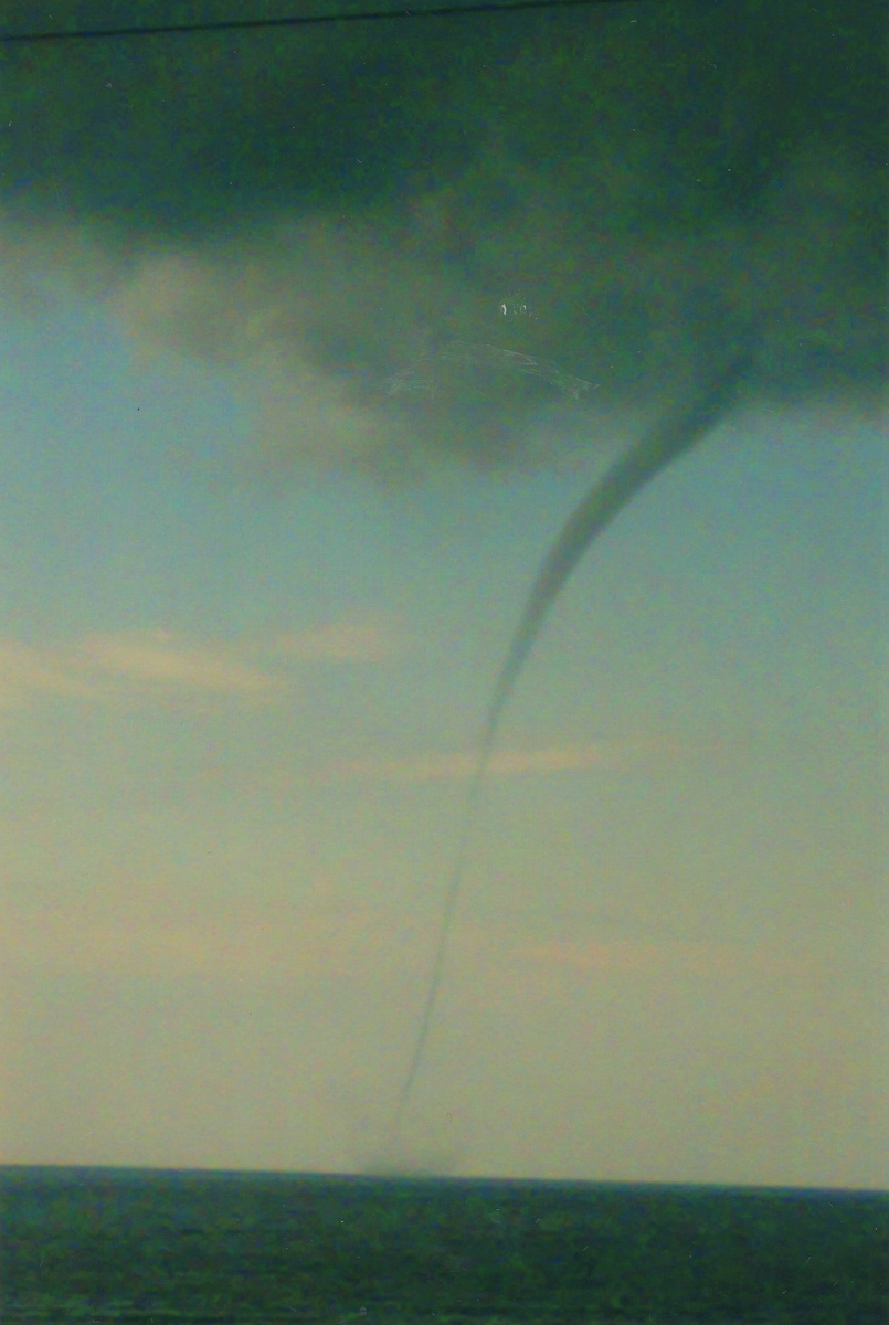 Смерч в Туапсинской бухте 11 августа 2011 года. Фото автора