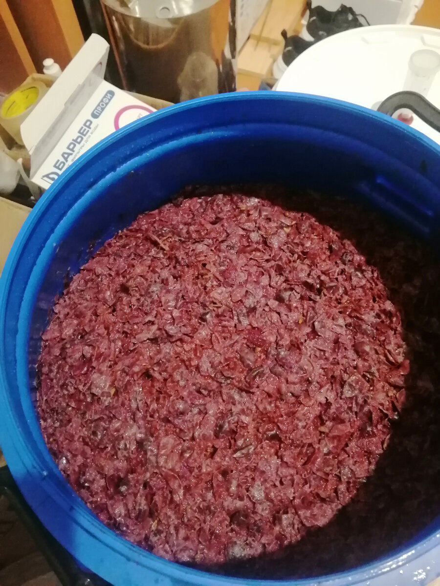 Вот такая шапка образуется в первые две недели. Ее надо периодически утапливать, для чего мы несколько раз в день будем открывать крышку и перемешивать вино. Какой толк от гидрозатвора?