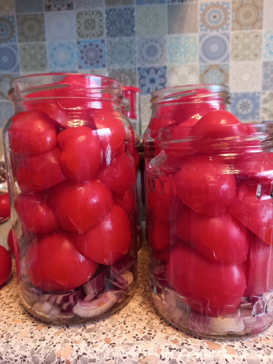 На самом деле, это очень легкий способ переработки помидор на зиму, и помидорчики получаются очень вкусные и аппетитные. Попробуйте баночек 5 сделать, и этого вам покажется мало … Да, еще хочу сказать, что делаю я их, как лет 30 … На дно банки укладываем нарезанный лук, кольцами, полукольцами, кто как любит, и у кого как получится …Сверху помидоры, режем на 2 части, и плотненько укладываем в баночку. Да, если есть укроп, на дно банки можно положить зонтики укропа. И в каждую баночку наливаем растительное масло, в 0,5 банки по 1 столовой ложке, в 1-литровые банки 2 ложки, и все!!! Заливаем маринадом
Маринад: на 1 литр воды, 1 столовая ложка соли, 2 столовые ложки сахара, и 1 чайная ложка 70% уксуса.
Стерилизуем минут 10-15 с момента закипания.
Приятного аппетита!
