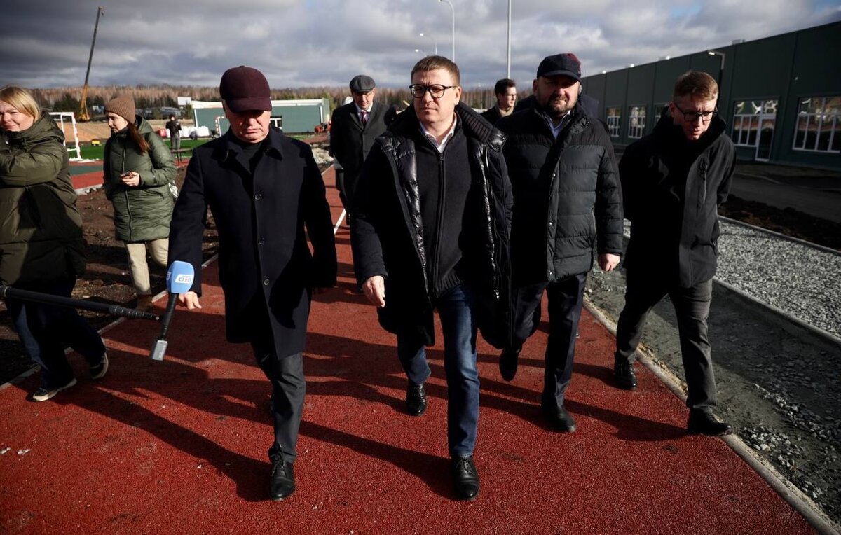    Губернатор Челябинской области Алексей Текслер (в центре)  Управление пресс-службы и информации правительства Челябинской области