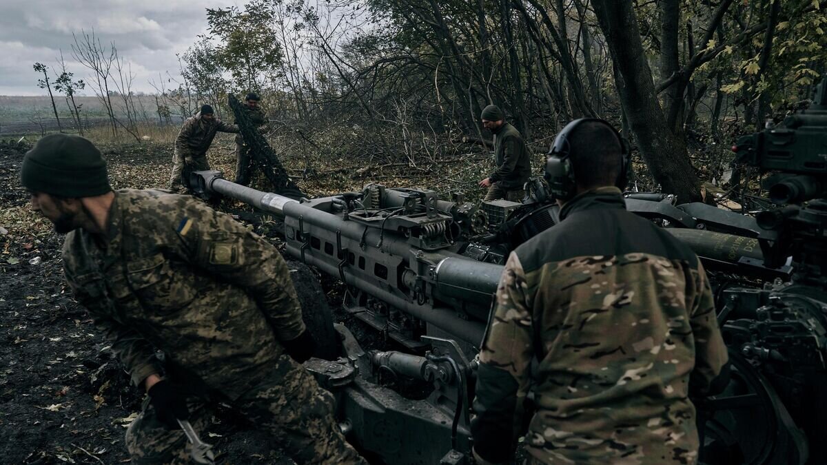    Украинские солдаты ведут обстрел из гаубицы M777 © AP Photo / LIBKOS