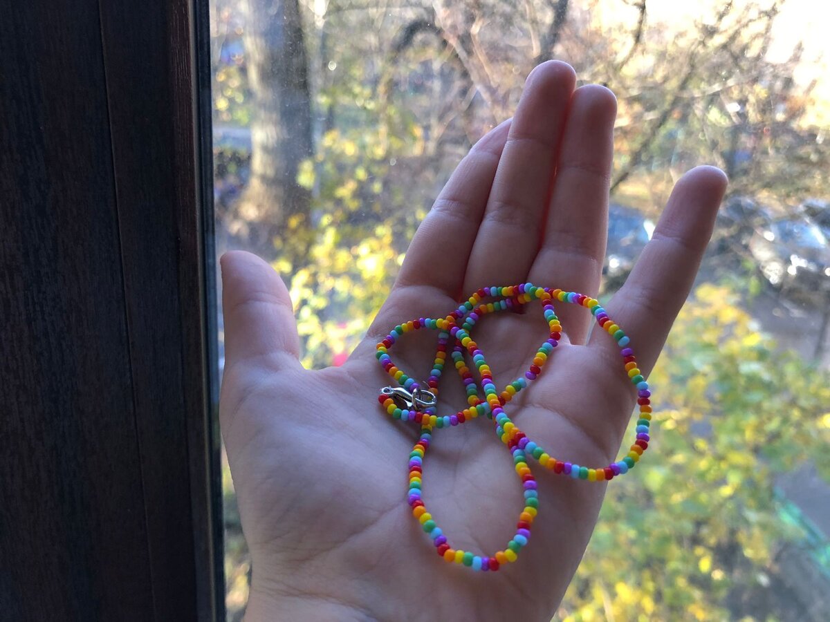 Это мое первое ожерелье из бисера. У меня было второе такое же но с бусинами и оно расплелось в школе на уроке.