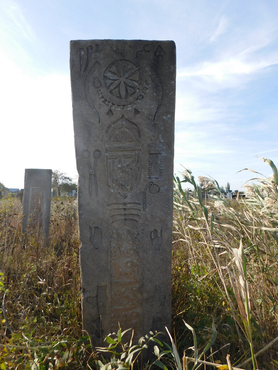 Тюркский солярный знак на могильном памятнике