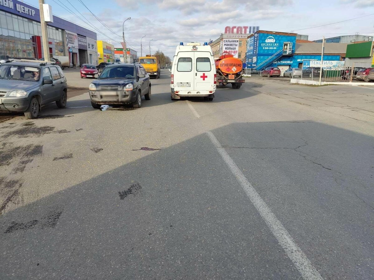     Днем 27 октября на улице Маяковского в Ижевске водитель иномарки сбил пожилую женщину, которая переходила дорогу в неположенном месте. 87-летняя пострадавшая погибла. Об этом сообщает 1-ый отдел УГИБДД по Удмуртии.