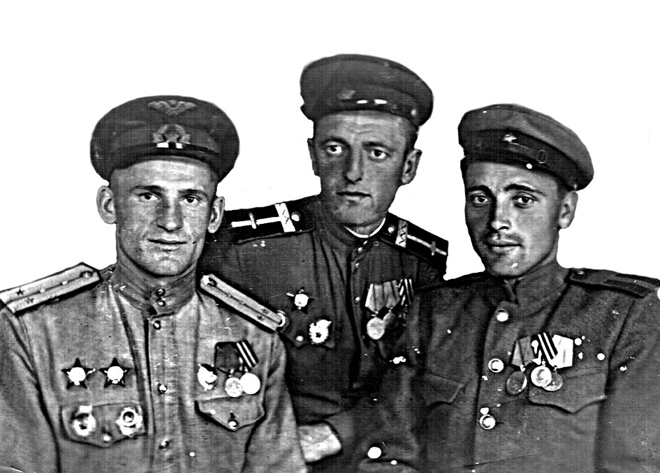 В центре механик-водитель "Челябинского колхозника" старшина Николай Макурин