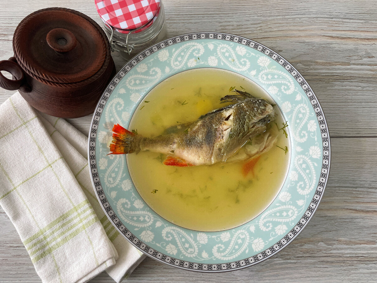 Уха с перловкой. Уха из щуки. Вкусная уха.