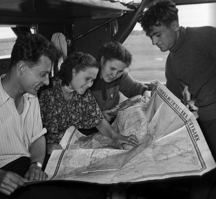 Советские люди изучают карту родной страны