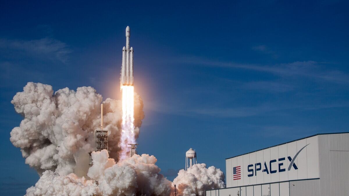    Cтарт ракеты-носителя Falcon Heavy с космодрома на мысе Канаверал© РИА Новости / SpaceX Flickr