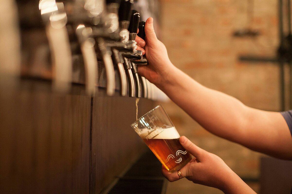 Наш первый паб, Крафт Нуар. Москва, м. Маяковская. На фото видна система для розлива,