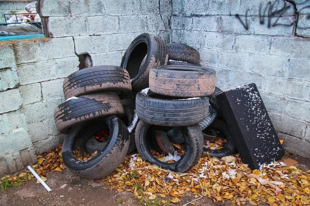 Свалка шин. Старые покрышки. Свалка покрышек Красноярск. Переработка автомобильных шин.