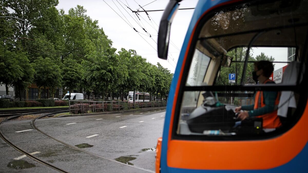    Трамвай выезжает на линию с Восточного трамвайного депо города Краснодара© РИА Новости / Виталий Тимкив