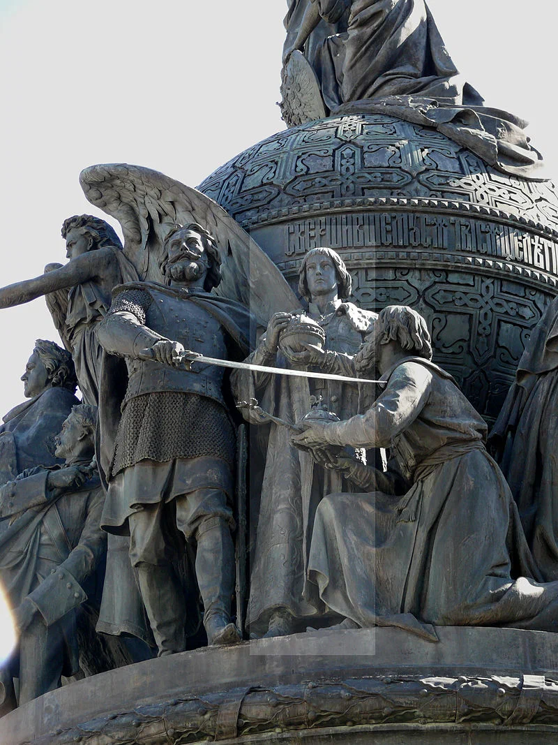 Минин и Пожарский с молодым царем Михаилом Федоровичем 1613 год (фрагмент памятника "Тысячелетие Руси" в Великом Новгороде).
