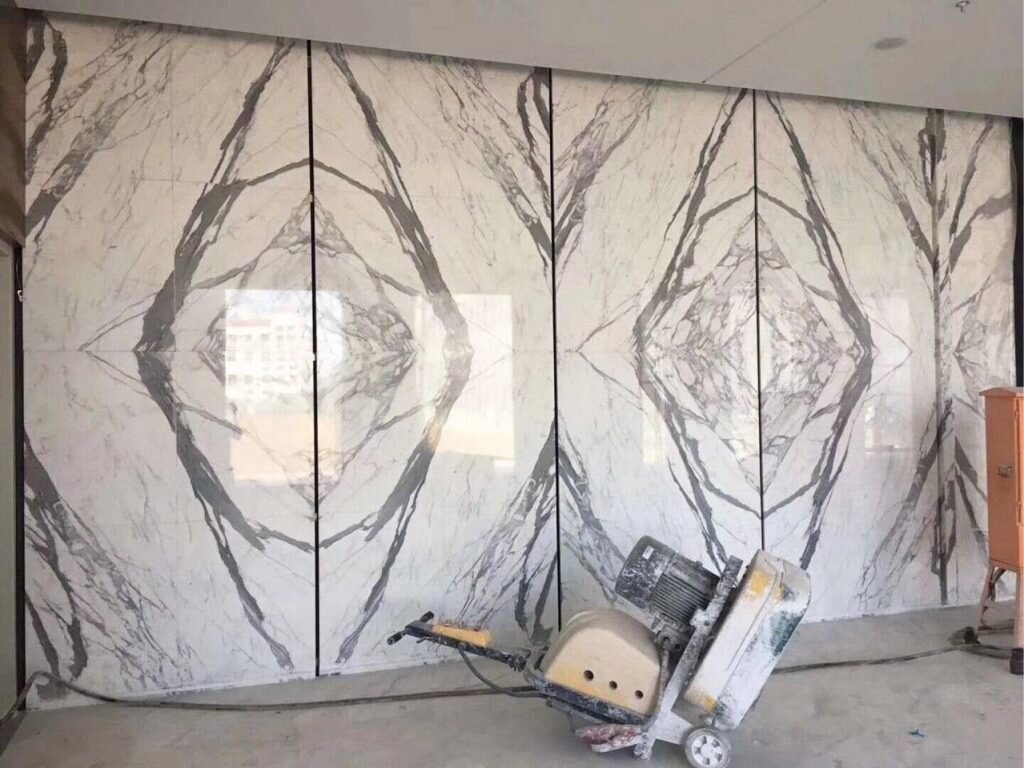 Стена-книжка из мрамора Statuario из плит толщиной 20 мм