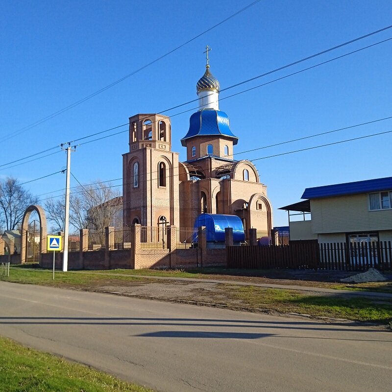 Главка с Крестом сияют золотом