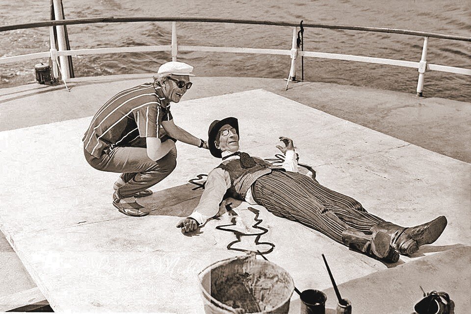     Леонид Гайдай объясняет актеру Сергею Филиппову в образе Кисы Воробьянинова художественную задачу на съемках «12 стульев». Фото: Igor Gnevashev/Legion-Media