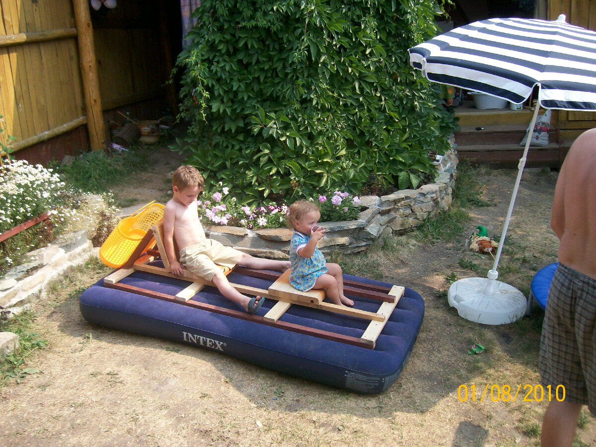 Наш первый плот из старого матраса