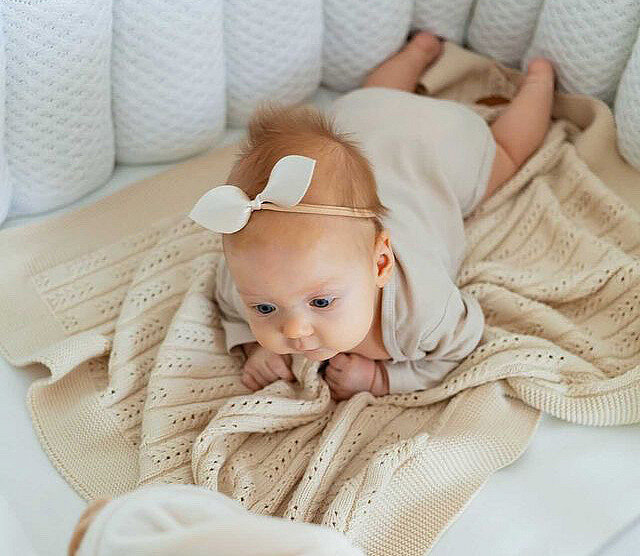 Младенца выкладывают на живот, только когда он бодрствует.