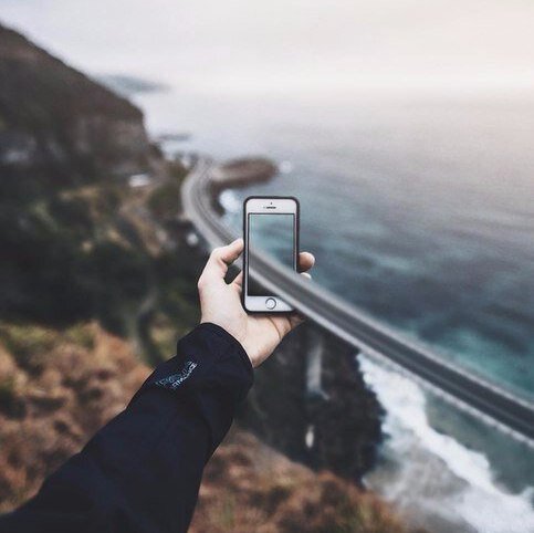 

     Наше окружение не состоит из людей-везунчиков, но удачливые все-таки встречаются. Побороть зависть к тем, кто легко идет по жизни и не спотыкается о препятствия, довольно трудно. Раньше такие явления объяснялись сверхъестественными причинами: везение - колдовством, неудачи - проклятиями.

     Позитивная психология доказала, что неприятности могут как минимум быть спровоцированы сбоями в родительских программах, а значит - привлечь счастливый случай тоже возможно. Мы собрали 18 принципов поведения, которые помогут составить жизнь из удачных моментов.

1. Как мы принимаем подарки судьбы

    Счастливчик безоговорочно верит, что ему везет и никогда не проходит мимо стечения обстоятельств. Повстречав на улице знаменитость, неудачник не станет просить о совместном селфи, полагая, что откажут. Так же и везде, где нужна минимальная активность, чтобы получить приз (жилье с недорогой арендой, трендовые вещи с распродажи, работу мечты)

2. Чем заняты наши мысли
    Важно, можем ли мы заметить счастливый случай, когда оказываемся в нужном месте в нужное время. Погружаясь в мысли о проблемах, вы вряд ли заметите неожиданность, которая может изменить жизнь. Тревоги мешают открытости и наблюдательности.

3. Умеем ли мы расслабляться
    Человек, которому тотально не везет, так же тотально пытается удержать все под контролем. И регулярно получает подтверждения, что это невозможно, уже потратив на это немало сил. Везунчик знает, что махнуть рукой на запутанную ситуацию часто лучший способ ее решить. Жизнь подвижна и все может повернуться в лучшую сторону, пока вы пьете кофе с друзьями.

4. Замечаем ли мы свои вклады
    Удача - понятие субъективное. Со стороны кажется, что везунчики ничего не предпринимают, но они тоже заботятся о крове и пропитании, несут ответственность и устают. Однако они скорее похвалят себя за самые минимальные усилия, чем отругают за недоделки. Результат - результатом, но в любом случае стоит сказать себе, что вы - умница, и жизнь заиграет новыми красками.

5. Работают ли наши сильные стороны
    Прежде чем пытаться взломать двери, осмотритесь, нет ли поблизости открытой форточки. Кто-то берет умом, кто-то шармом, а кто-то участвует в совсем другом соревновании. Счастливчики предпочитают легкий путь, и они в силах спокойно отказаться от спора за победу, если понимают, что шансы не велики. Всех призов не заработаешь, а добиться легко того, в чем вы чувствуете себя на коне.

6. Умеем ли мы чувствовать момент
    Чего-то приходится подождать, если оно действительно стоит ожиданий. Вместо того, чтобы рваться на передовую в самый изнуряющий бой, проанализируйте ситуацию и выберите подходящий случай. Не сообщайте плохих новостей начальнику сразу же после того, как он вернулся с заключения трудной сделки. Одним неудачным моментом в вашей жизни станет меньше.

7. В каких рамках мы живем
    «На этом рынке не заплатят много»,«Этот мужчина слишком хорош, чтобы я ему понравилась», «У меня пока мало опыта, чтобы взяться за такую задачу» - рассуждают неудачники. И обнаруживают, что кто-то зарабатывает гораздо больше, встречается с «неровней» и на ходу получает опыт в решении трудных вопросов. Счастливчики идут не от ограничений, а от желаний. Получится или нет - покажет только практика.

8. Как нас подводит коварная самооценка
    В понимании себя неудачники статичны -«я робкий человек», «меня воспитали трудолюбивым». Счастливчик знает, что на старуху бывает проруха, но в целом он - обладатель самых лучших качеств. За это можно разрешить себе побыть жадиной, лентяем или «дать дурачка». Ему легко простить себя за мелкие огрехи, потому что он не приписывает их себе навсегда.

9. Подчиняемся ли мы счастью
    Огромное количество положительных эмоций проходит мимо неудачника просто потому, что он не умеет радоваться. Счастье не очень ему понятно, поэтому проще отмахнуться и продолжать ждать фантастического везения. Удачу надо уважать даже в мелочах, поэтому от везунчика мы услышим, как ему повезло с погодой, а от того, кто этого не заметил - не услышим ничего.Фатально полагаться на провидение и ничего не предпринимать свойственно скорее тем, кому не везет, чем реальным баловням судьбы

10. Верим ли мы в настоящий счастливый случай

    Обязательно ли пытаться все объяснить рационально? Ведь совпадения тоже случаются, даже если мы ни разу не пытались их визуализировать. С другой стороны, наука и техника запросто могут поставить нас в тупик - ломаются даже самые прогрессивные изобретения. Счастливчики не ищут причин и анализа, они просто наслаждаются происходящим, когда оно дает такой повод.

11. Слышим ли мы свои импульсы
    Дом-работа-друзья-отдых - классическая схема. Даже удовольствия бывают привычными. Неудачник держится за зону комфорта, поскольку боится потерять и то, что есть. Счастливчик доверяет внутреннему голосу и скорее ухватится за новое, когда старое отжило свое. Удачно сменит жилье, найдет любовь и внезапно разбогатеет на выращивании капусты. Просто потому, что захотелось.

12. Работаем ли мы с неудачами
    Искать в минусах плюсы - занятие бесполезное, их там нет. К тому же, погружаясь в отрицательное, мы только острее его ощущаем. Плюсы всегда существуют отдельно и чтобы найти их, минусы необходимо далеко отодвинуть. Везунчики акцентируют на тех областях, где все складывается, туда стремятся всей душой. Оттуда берутся и силы, чтобы решить все остальное.

13. Не перекладываем ли мы ответственность на судьбу
    Важная особенность везунчиков - независимость, а вот те, кто не справляется, могут удариться в фантазии о том, что все - в руках провидения. Эффект может быть разным - опустить руки совсем, перестать воспринимать реальность или застрять в ожидании везения. Для удачливого человека везение - не то, на что он ставит, а лишь фон, на котором он действует.

14. Есть ли вокруг нас признаки невезения
    Тот, кто верит в свою неудачливость обреченно смирится с плохим поступком в свой адрес, с невыгодными условиями, оскорблениями. В то же время везунчик вообще не примет этого в свою счастливую ауру либо просто удивится - с чего бы? - и пройдет мимо.

15. Живем ли мы в ладу с собой
    Теория психологии предполагает, что подсознание мира и человека неразрывно связаны. Если мы идем против себя, делаем не то, чего желаем и постоянно боремся с внутренним миром, эта война непременно выразится во внешних обстоятельствах. Если ваша душа будет просить покоя и отдыха, вам начнет катастрофически не везти на рабочих собеседованиях, даже если опыта и квалификации вполне хватает.

16. Как мы смотрим на жизнь
    Счастливый случай - понятие растяжимое. Для честного везунчика прекрасным стечением обстоятельств может стать подошедший автобус после долгого ожидания. Неудачник скажет, что не повезло и пришлось мерзнуть, прежде чем добраться до дома. Реализм в том, что это обычное дело и может случиться с любым человеком. Сделаться удачливым просто - осознать, что тот самый стакан воды наполовину полон, а не пуст.

17. Готовы ли мы рисковать
    Того, кому не везет, напугать может сама возможность рискнуть и изменить жизнь. Но для счастливчика это лишь действия с негарантированным результатом. На самом деле гарантий нет ни у кого, но первый лишает себя даже потенциальной удачи, а второй получает шансы (которых и самих по себе при оптимистичном подходе для счастья бывает достаточно)

18. Не боимся ли мы «счастливого» статуса
    Странно, но факт. Многие не станут прощаться даже с самой предательской судьбой просто потому, что быть везунчиком - страшно, непривычно и как-то наивно. Убежденность в том, что у серьезных взрослых людей должны быть проблемы незаметно подведет к тому, что они будут находиться сами собой. Удачливые люди им кажутся поверхностными и незрелыми, как малые дети. Это прямой путь к тому, чтобы и само везение начать считать сказкой и пустой выдумкой.