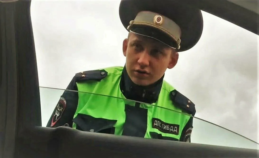 Инспектор ГИБДД из машины