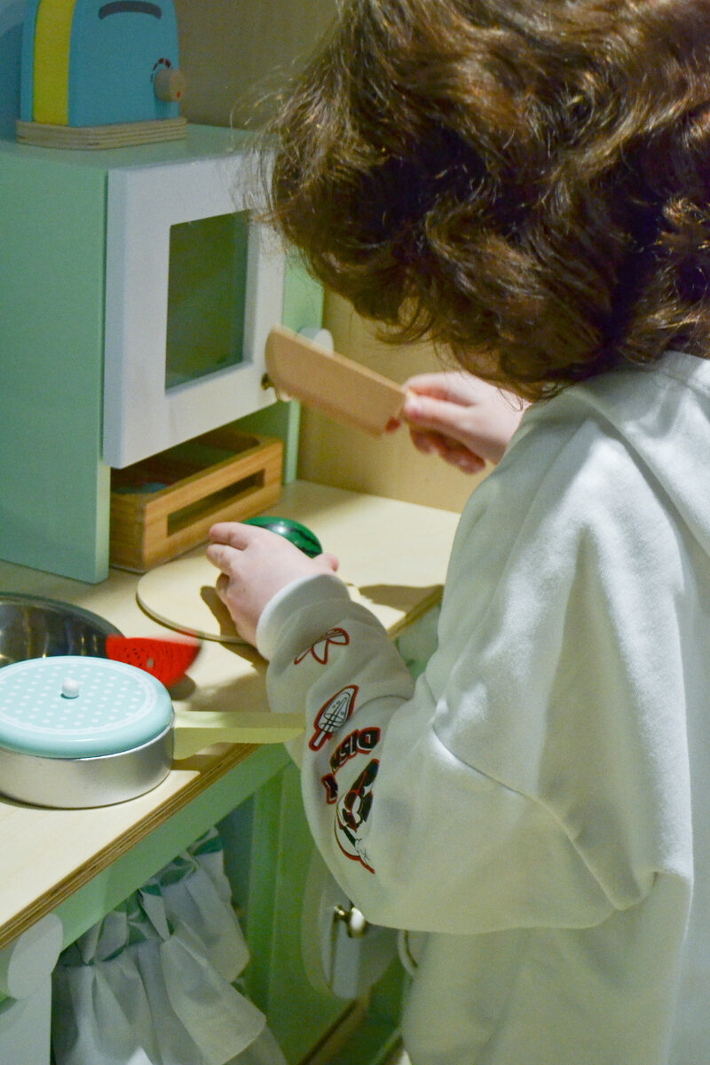 Плей-зона с сюжетно-ролевыми станциями для игры. 