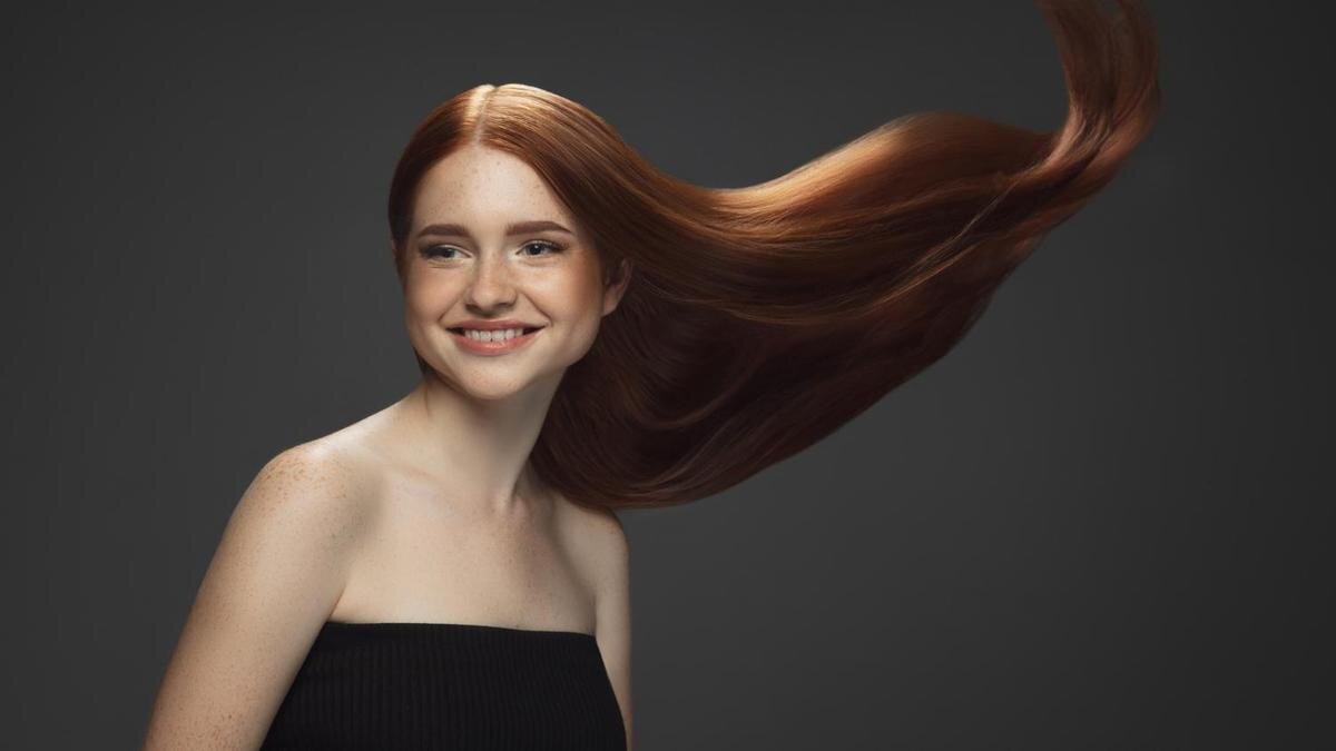    Девушка с роскошными волосами улыбается:Freepik