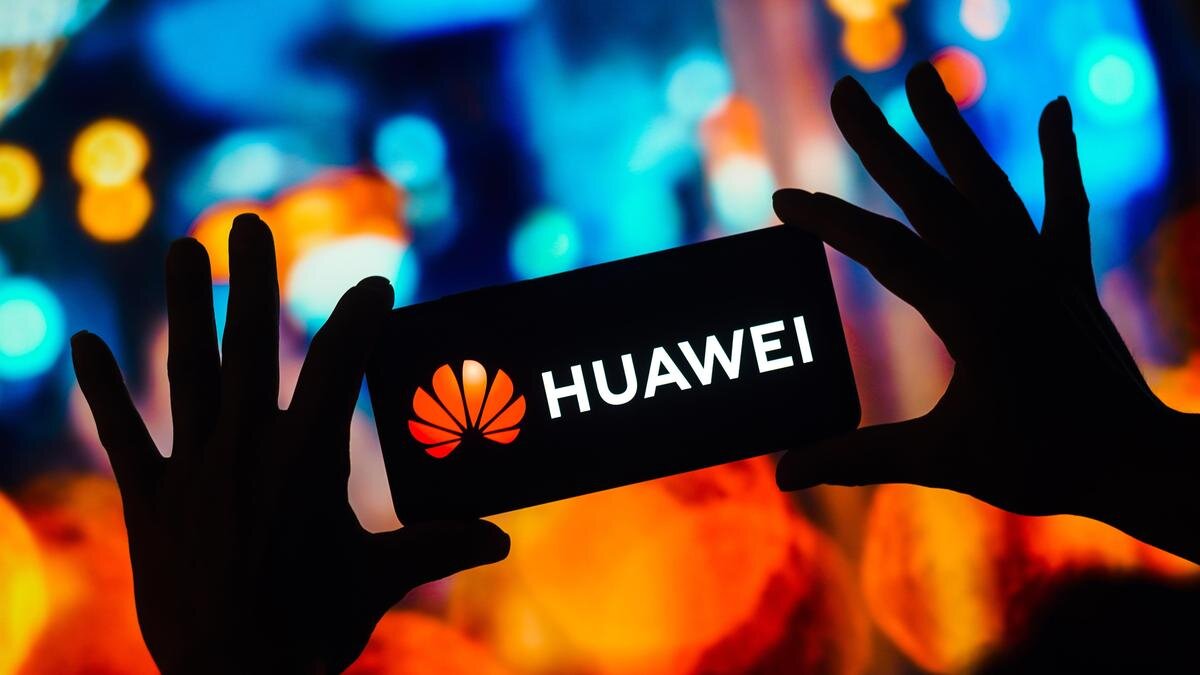    Человек держит смартфон с логотипом Huawei на экране:Rafael Henrique/SOPA Images/LightRocket via Getty Images