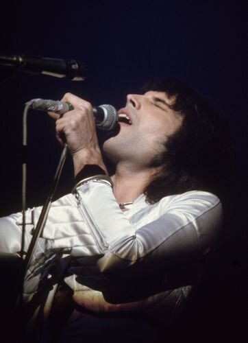 http://queenlive.ca/queen/live%20pics/75-12-24_London_01.jpg
