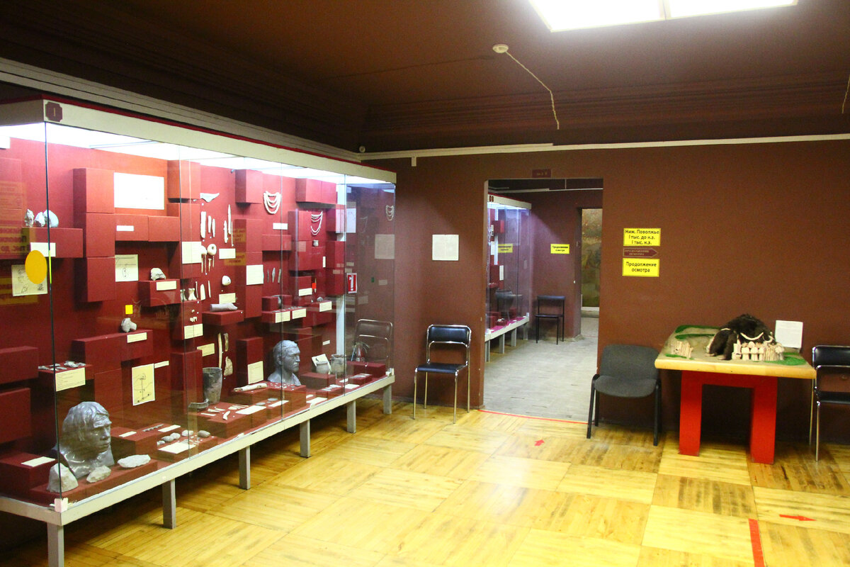 А здесь стенды, с изображением и бытом наших предков, которые населяли Саратовский край.