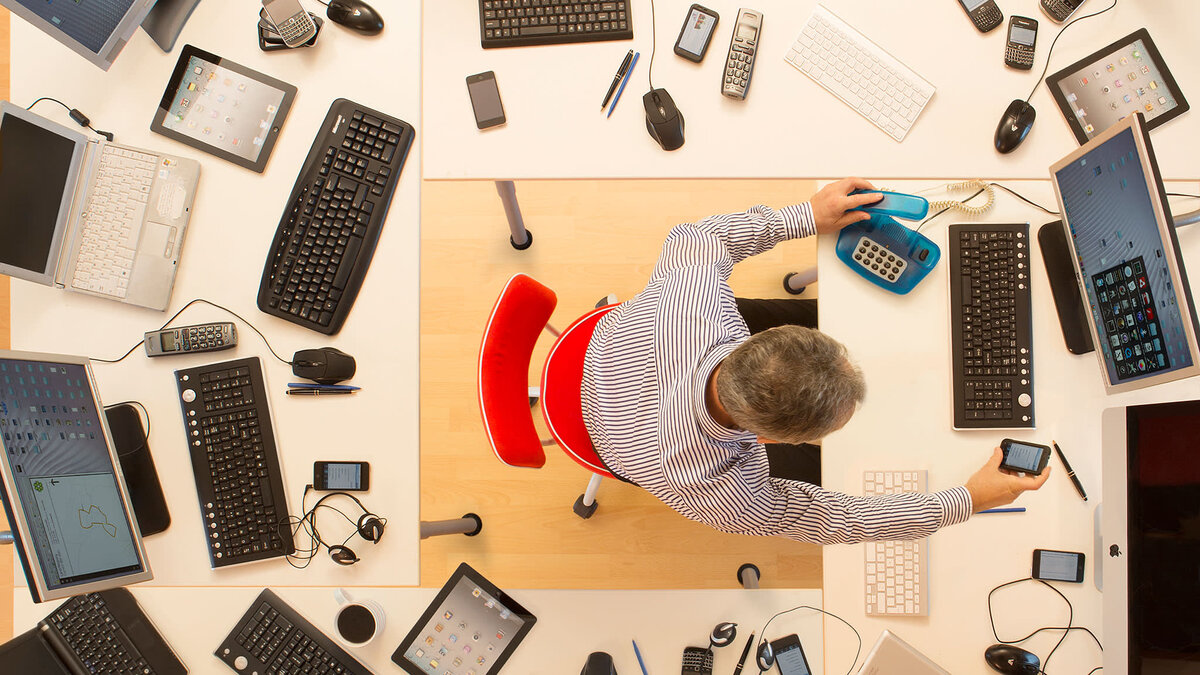 люди зависят от технологий. люди зависят от технологий. зависимый человек от компьютера. зависимость от гаджетов арт. зависимый человек.