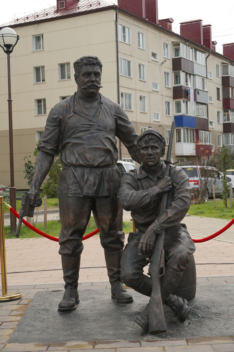 Памятник Павлу Верещагину и красноармейцу Петрухе в Южно-Сахалинске