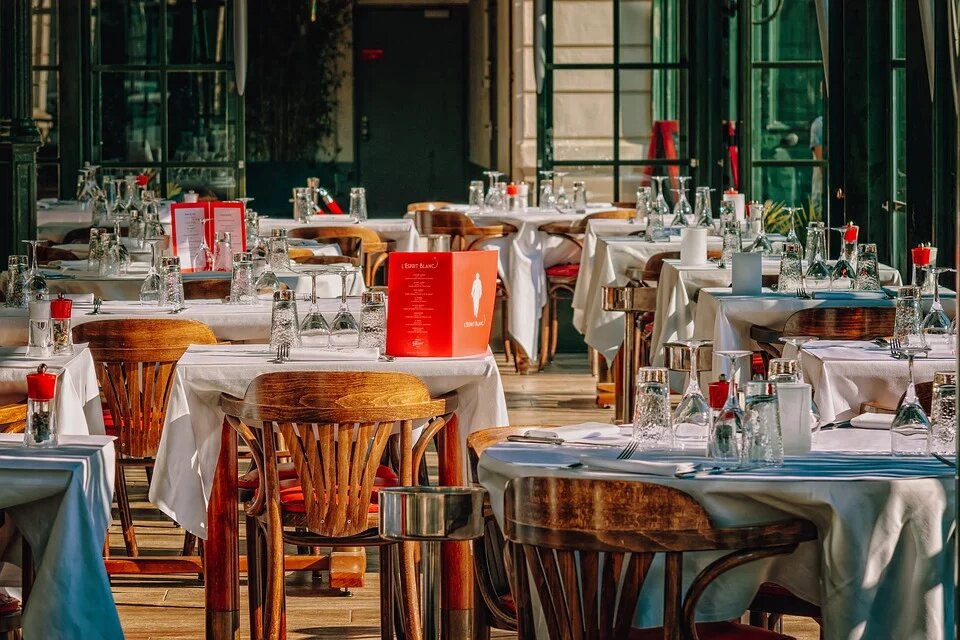 Картинка с https://pixabay.com/photos/restaurant-gastronomy-guest-room-3597677/