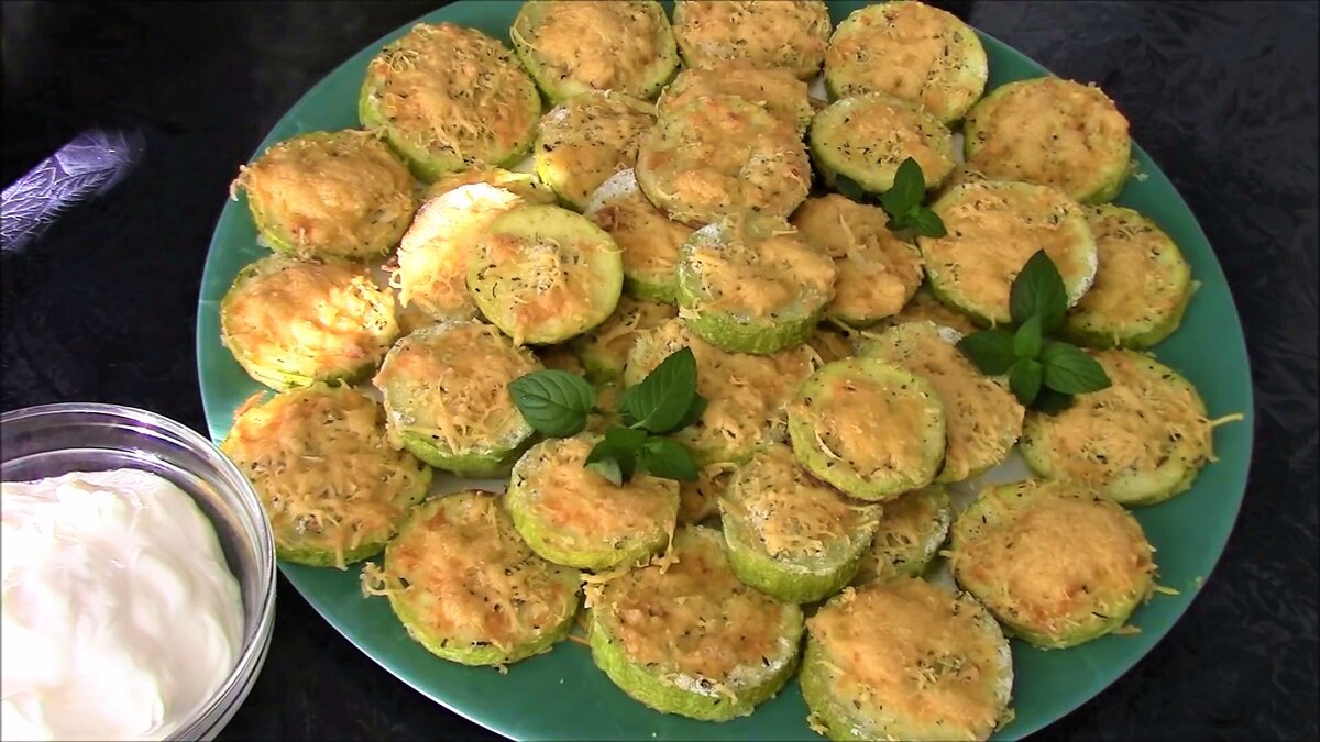 Кабачки в духовке рецепты быстро без сыра. Кабачок в духовке рецепты быстро и вкусно диетические. Кабачки в духовке с фаршем помидорами и сыром. Кабачки в духовке рецепты быстро без сыра. Кабачки колечками в духовке.