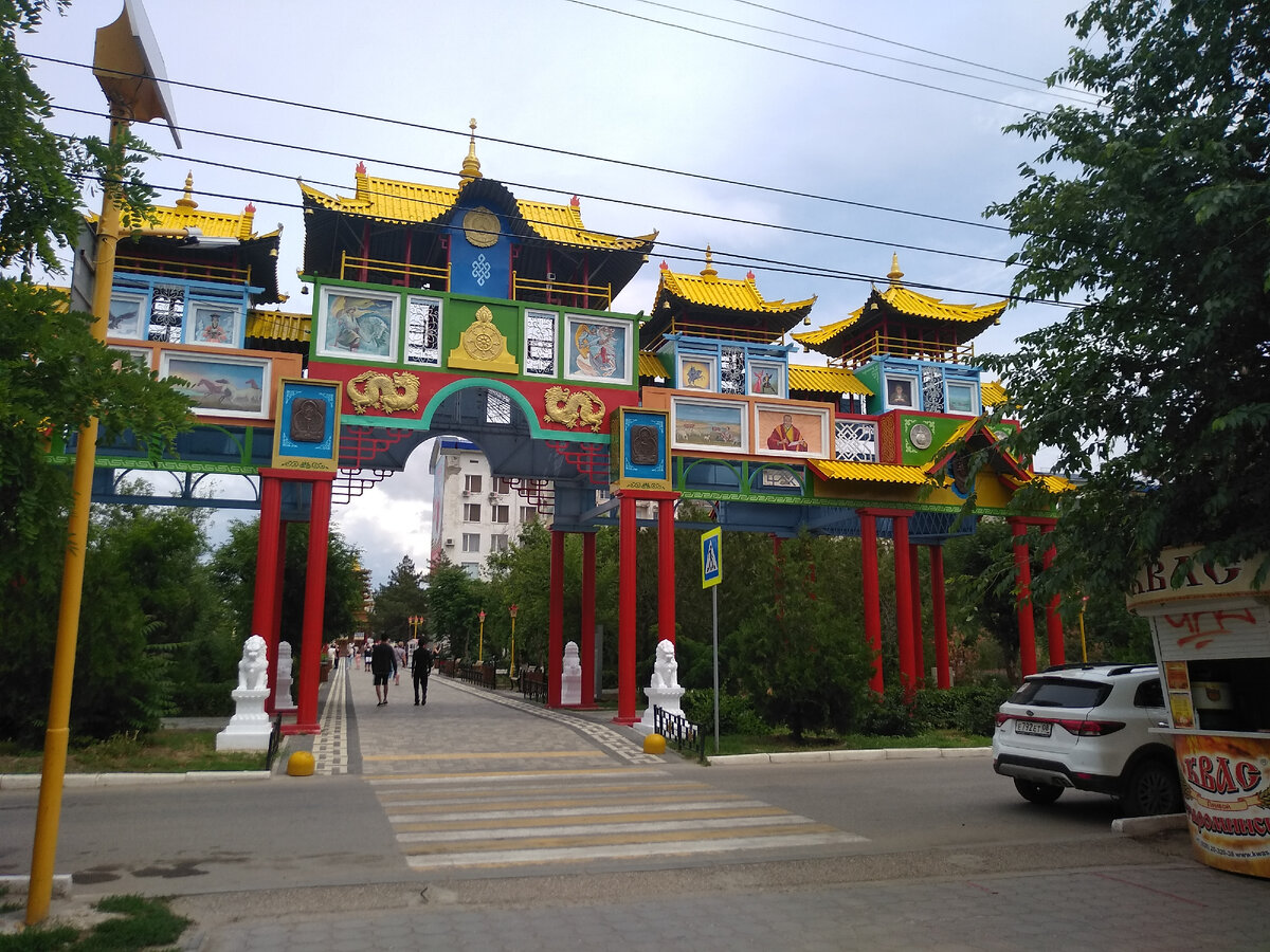 Яркая столица Калмыкии - Элиста.