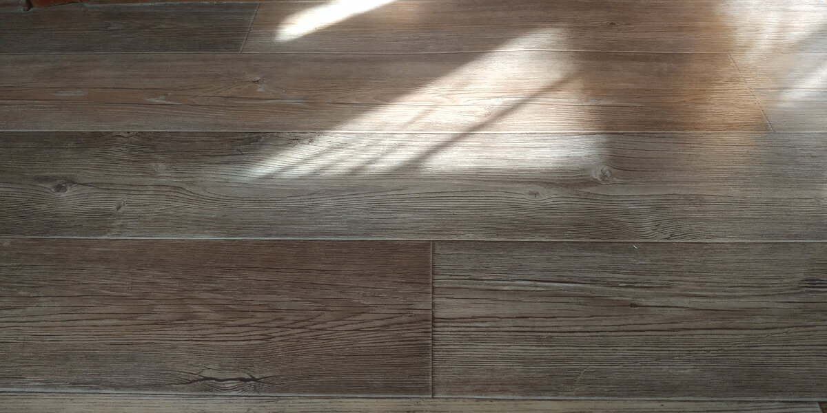 Множество рисунков и расцветок и высокие эксплуатационные характеристики делают этот материал очень востребованным напольным покрытием.