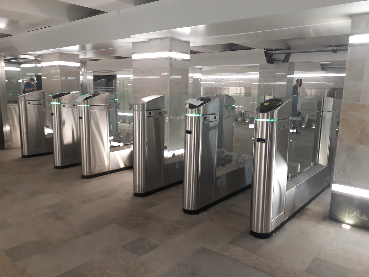 Ого, отремонтировали вестибюль на входе в метро с вокзала