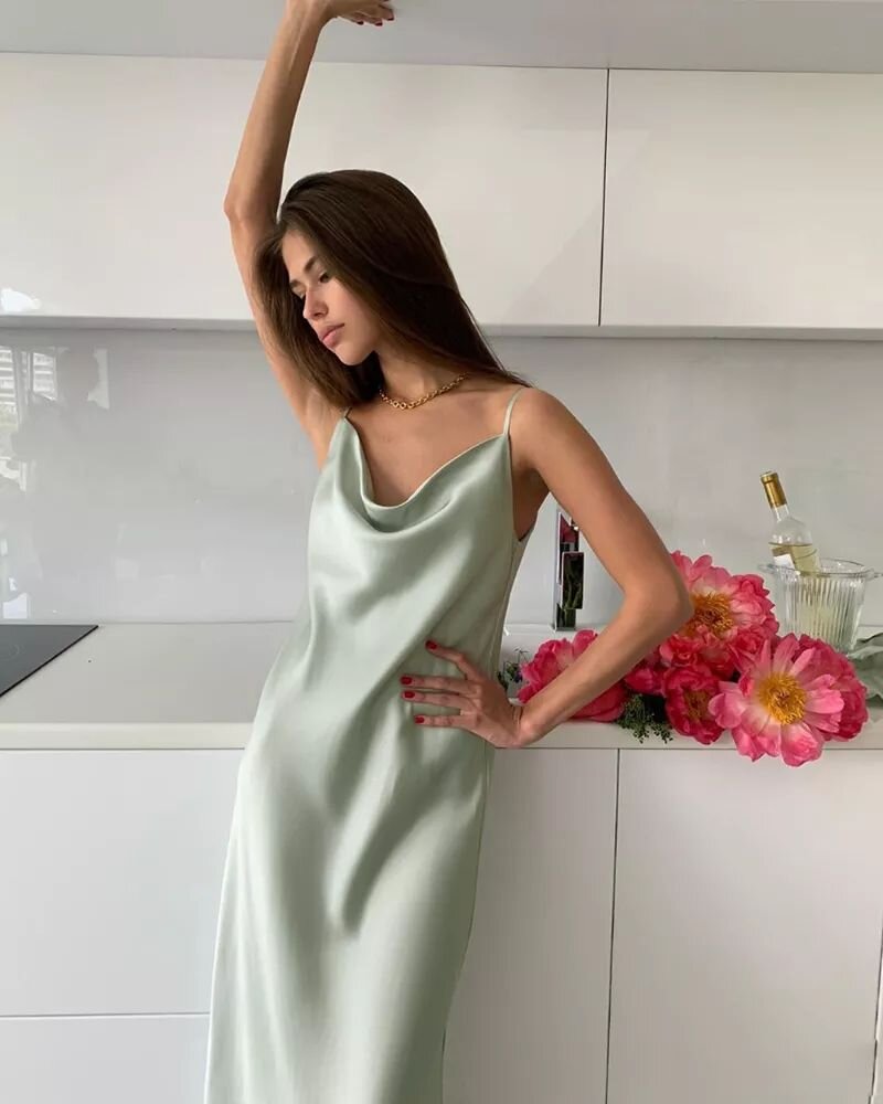 1. Легкое атласное платье в бельевом стиле.(фото взято со страницы платья)