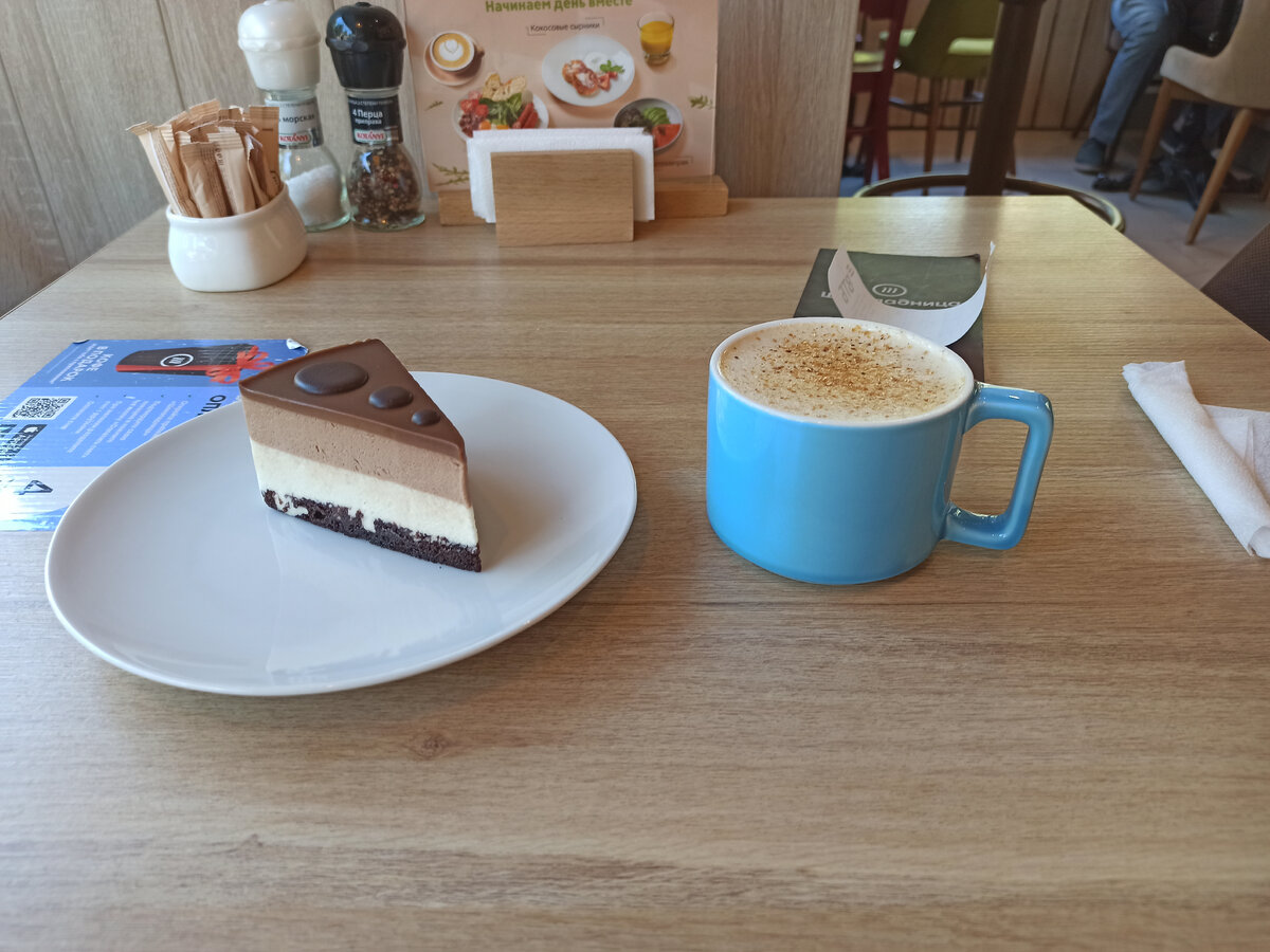 Из меню решил заказать себе чизкейк "Три шоколада" и цитрусовый РАФ