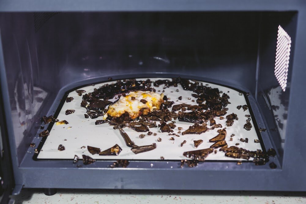 Микроволновая печь сгорела пластина. Микроволновка сгорел хлеб. Микроволновка сгорел хлеб. Что сгорает в микроволновке. Микроволновка сгорел хлеб.