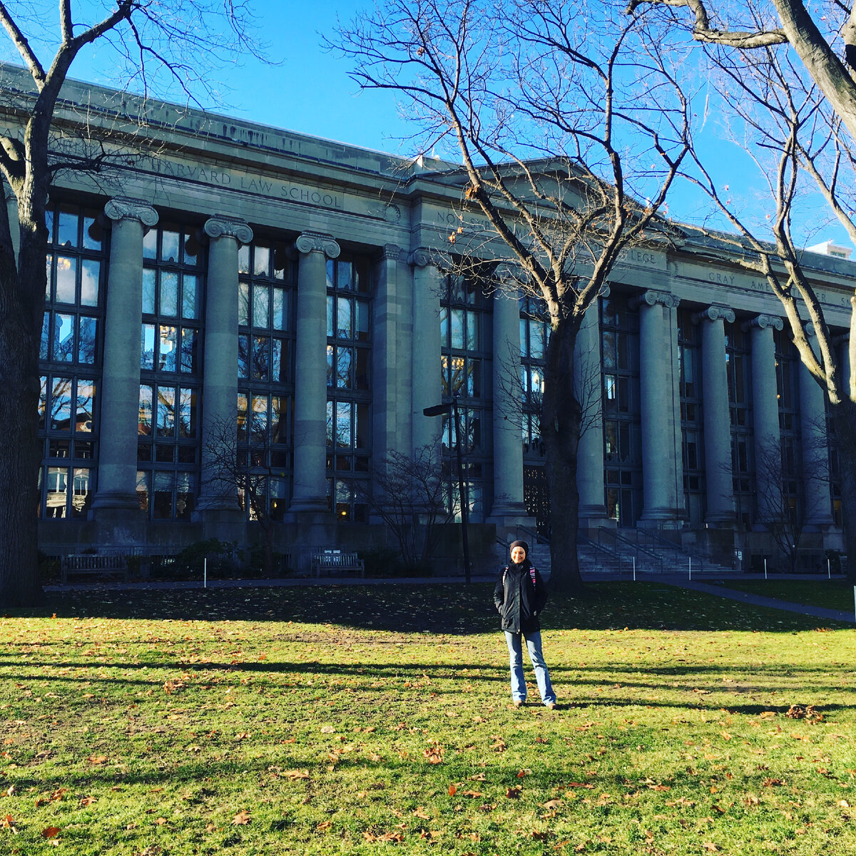 Стою довольная на фоне Гарварда. Нет, училась не в Гарварде, но рядом постояла))