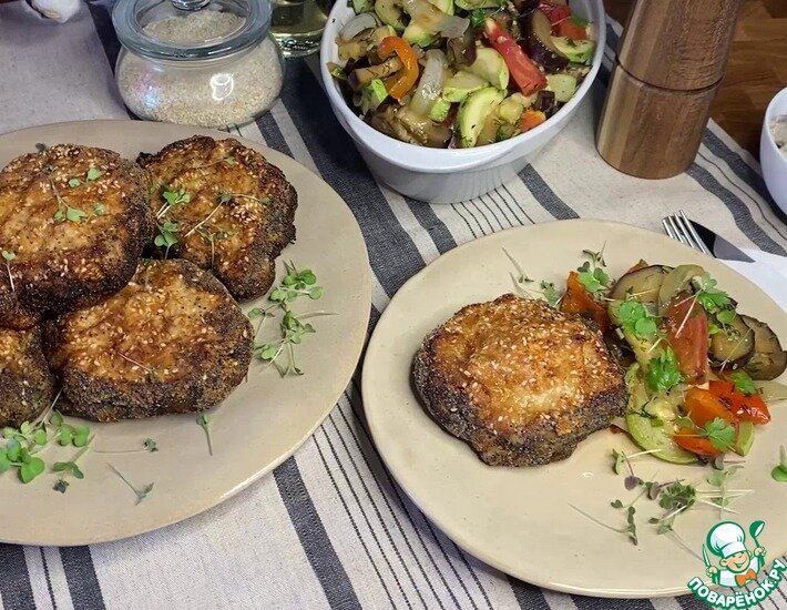 Классическое сочетание мясного и грибного вкусов безусловно порадует даже самых привередливых. Готовится это блюдо не сложно, а на столе смотрится очень достойно.