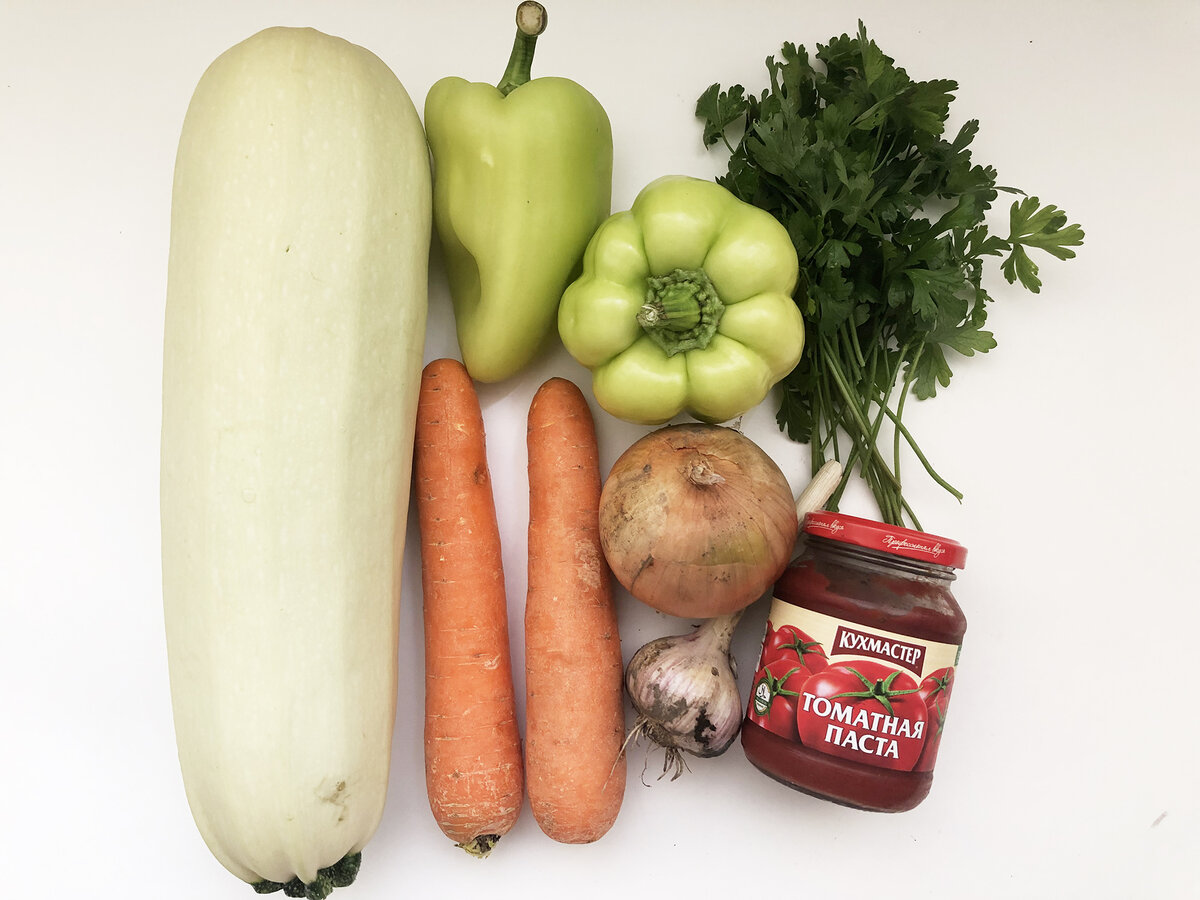 Это овощи для кабачковой икры + томатная паста для композиции.