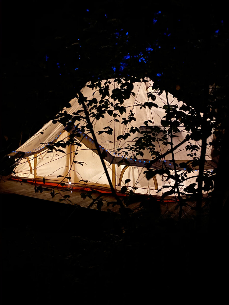 Так выглядит палатка ночью