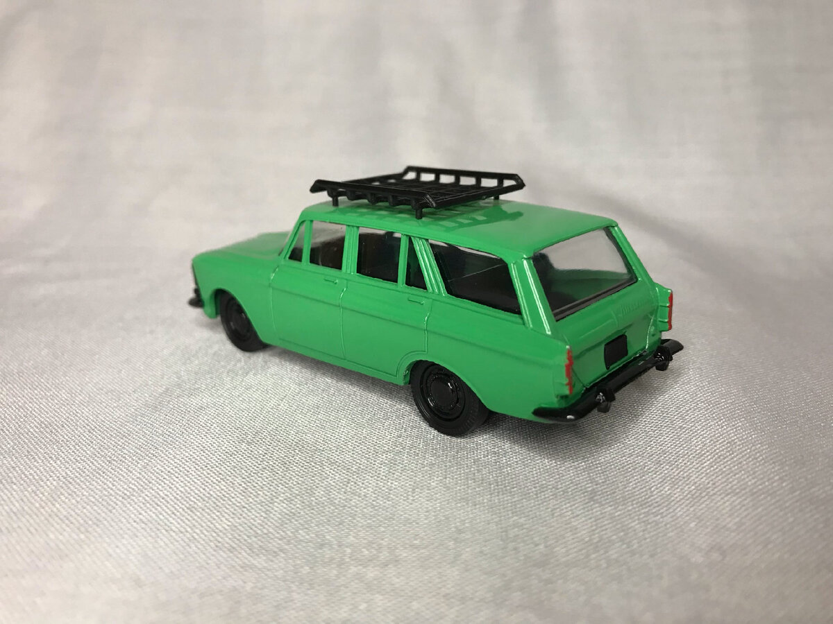 Самое главное - глянцевая черная фурнитура модели. Этот момент вызвал разную реакцию среди читателей. Кто-то посчитал, что фурнитура окрашена черной глянцевой краской. Однако это не так. Мое предположение было верным - кто-то просто облил детали без хрома глянцевым прозрачным лаком. Конечно, произошло это не в стенах завода, очевидно. 