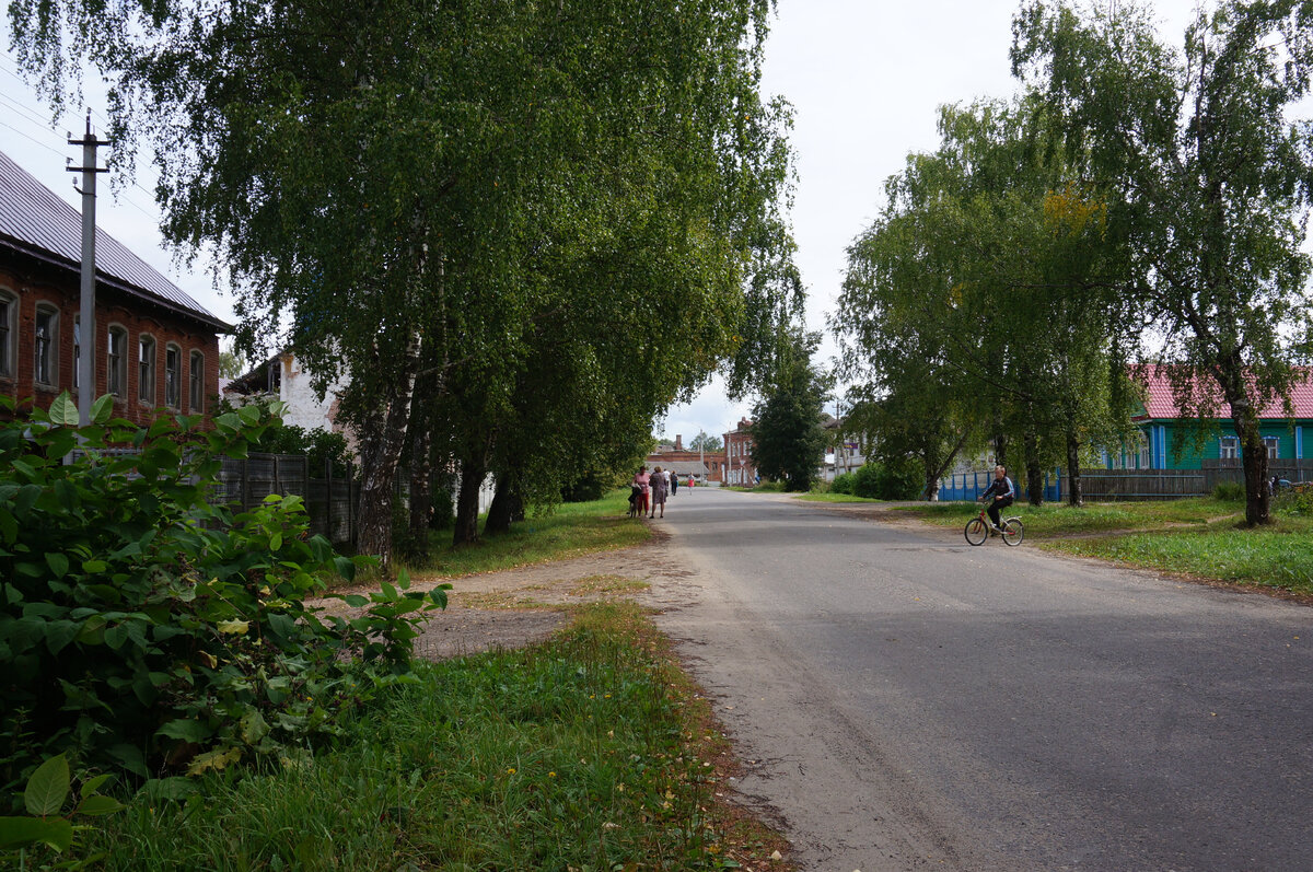 Улицы села тенистые и просторные