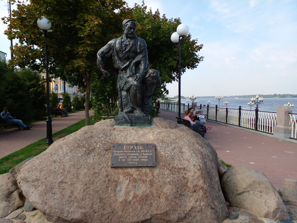 Фото автора. Памятник бурлаку. Бурлаки по Волге дотаскивали баржи с зерном до Рыбинска. Здесь располагалась зерновая биржа. Зерно распродавали и на подводах уже отправляли по разным направлениям. Рыбинск - база бурлаков.