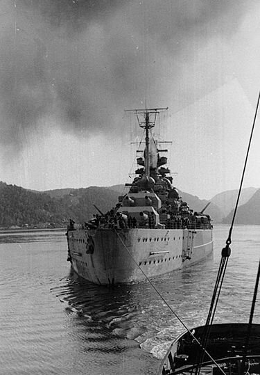 «Ти́рпиц» (нем. Tirpitz) — второй линкор типа «Бисмарк», входивший в состав Кригсмарине. В боевых действиях практически не участвовал, однако своим присутствием в Норвегии угрожал арктическим конвоям в СССР и сковывал значительные силы британского флота