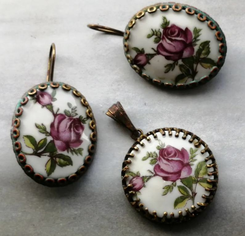 броши проколки. фарфоровые броши. фарфоровые броши. кисловодский фарфор броши. фарфоровые брошки.