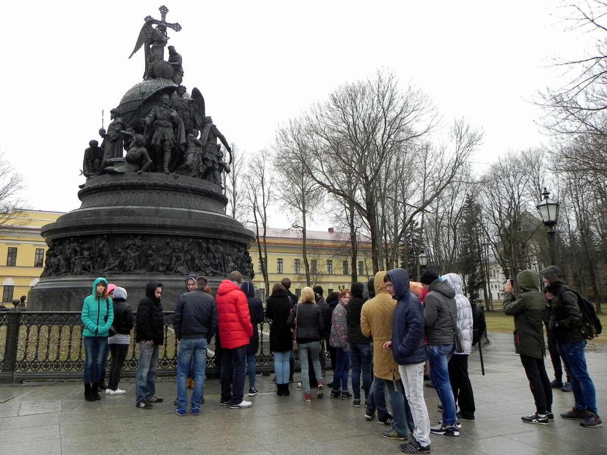 Памятник тысячелетию России. Великий Новгород. https://site2max.ru/wp-content/uploads/2019/07/turisty.jpg