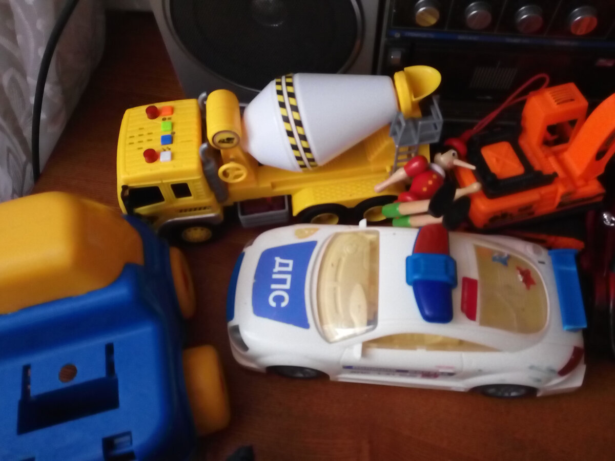 Наверное таких бесколесных машин во многих семьях собралось вполне достаточно и многие определили бы такой пластик с надеждой на его разумное применение. 