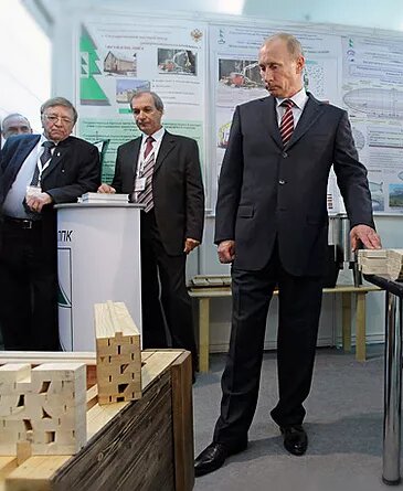 В.В. Путин осматривает наши образцы на выставке Лесдревмаш 2010
